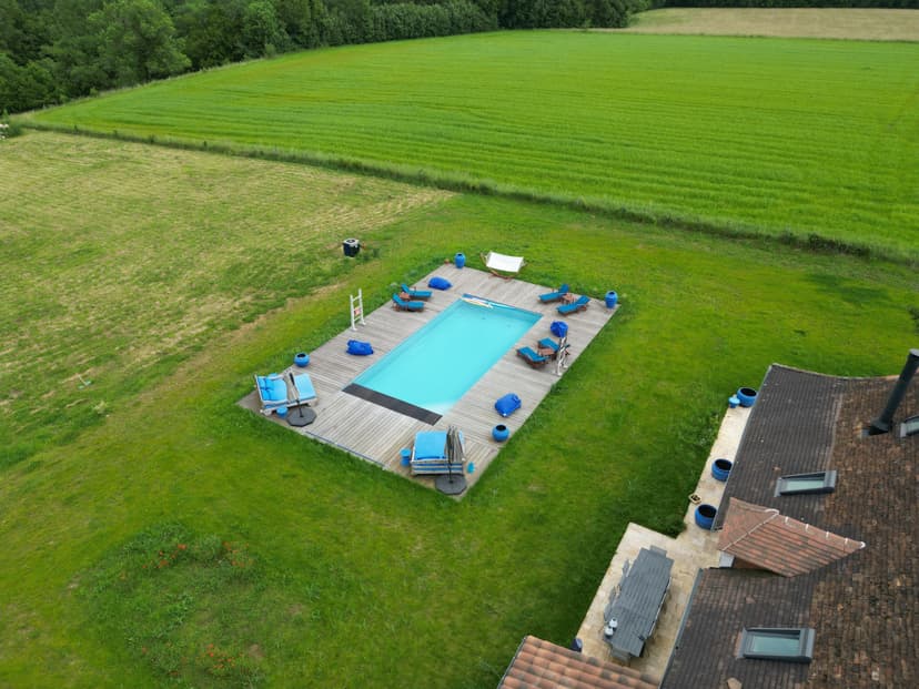 Beheizter Pool mit Holzterrasse Luxusferienvermietung Dordogne Périgord