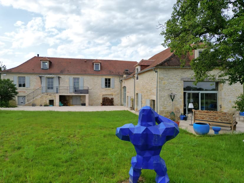 Villa de lujo Périgord Dordoña con escultura de arte contemporáneo jardín paisajístico