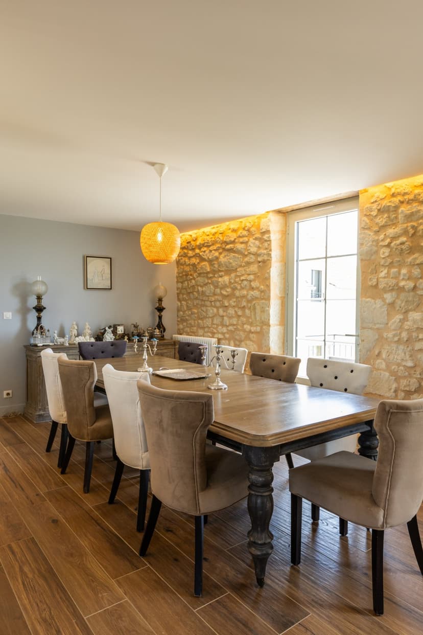 Elegantes Esszimmer Ferienvermietung Dordogne Steinwand Holztisch
