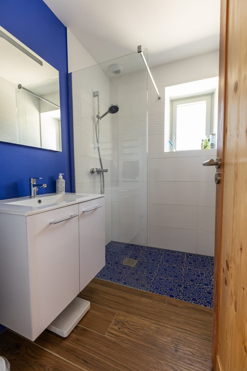 Salle de douche moderne avec carrelage bleu La Demeure en Périgord Dordogne