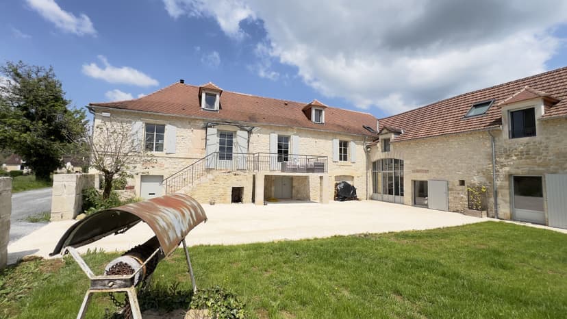 Elegant kasteel in kalksteen met rode pannendaken, balkon en aangelegde tuinen in Dordogne