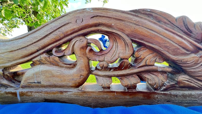 Escultura decorativa em madeira com motivos orgânicos esculpidos à mão numa propriedade de férias de alto padrão